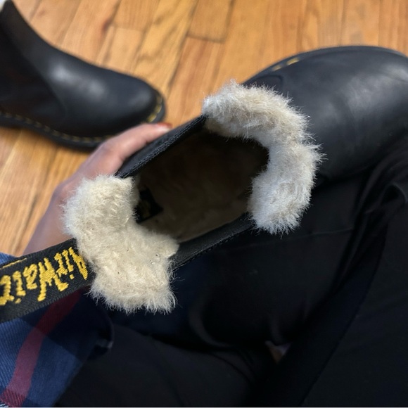Dr.Marten’s 2976 Women’s faux fur lined Chelsea Boots - Picture 8 of 9
